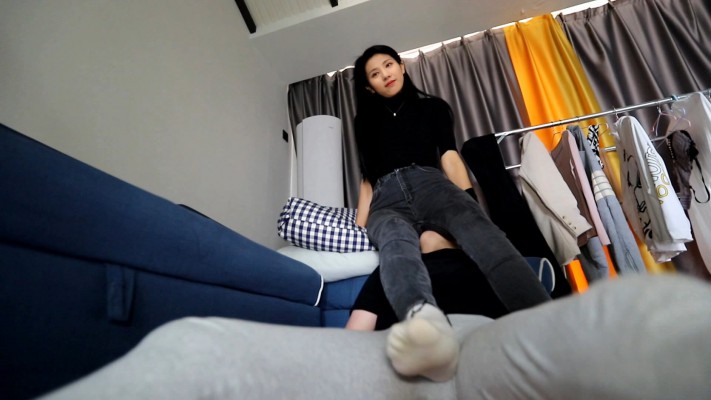 【惑心】牛仔裤坐脸臭白袜窒息