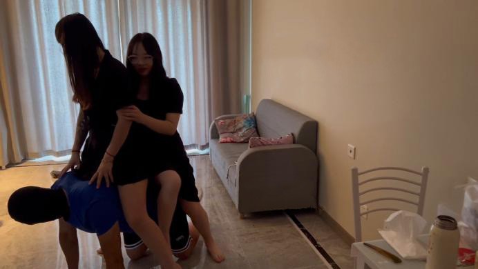 珂玥带18岁妹妹玩踩踏踢裆让狗奴舔脚-珂玥教坏素人妹妹-语言羞辱超刺激 YC-220704-4