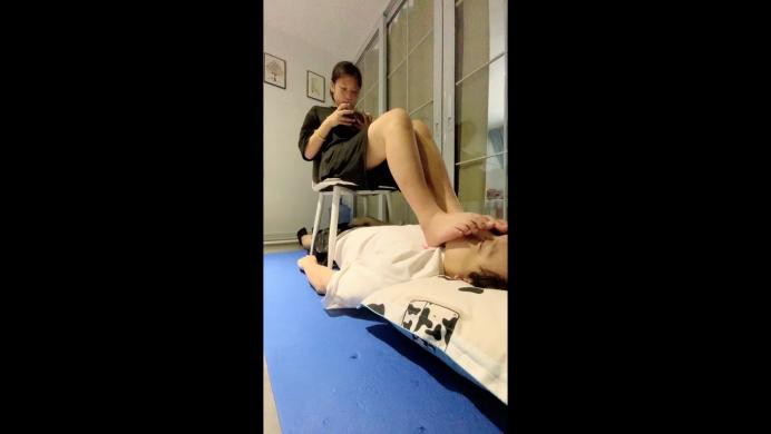 【萝莉酱】足球健将小玉首调 穿了半个多月没洗的脏袜子蹦跳踩踏闻舔臭脚