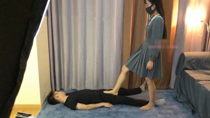 Kitty女王首调の丝足爆踩地毯