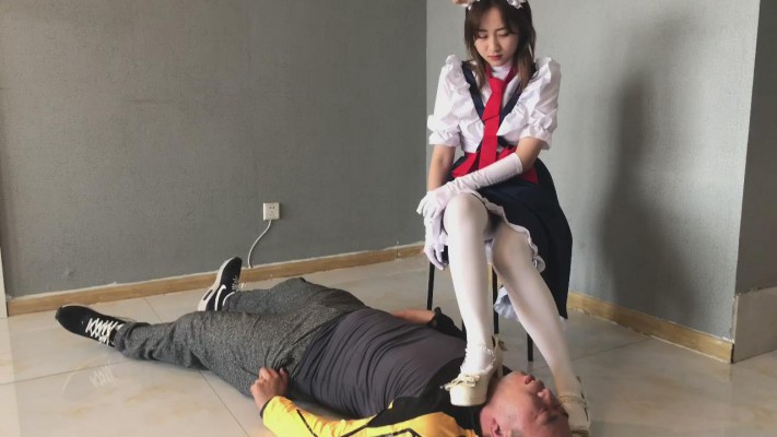 洛丽塔美女踩踏调教 YC-220309-4