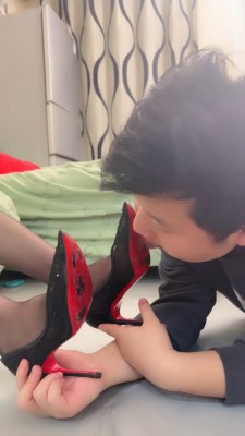 套路直播视频【素人星探】闻舔素人的黑丝高跟/喝漱口水 bf24831