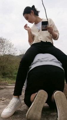 套路直播视频【小小小魔女】户外骑马-树枝抽-棉袜捂脸-舔鞋踩踏 bf26044