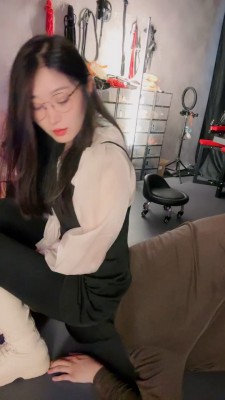 套路直播视频【冷凝大大】长靴御姐-鞭打/踩踏/踩狗爪/耳光狠抽 bf26070