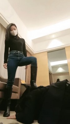 套路直播视频【御神】长靴全体重踩踏/转胯遛狗/闻舔原味白袜脚 bf26432