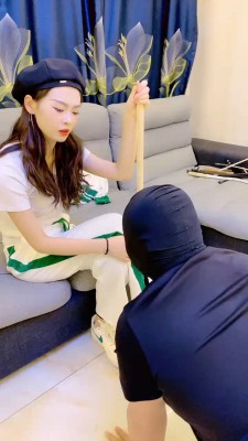 套路直播视频【冷鸢大大】运动鞋白棉袜踩踏-重度踢踹-棒子鞭打 bf26419