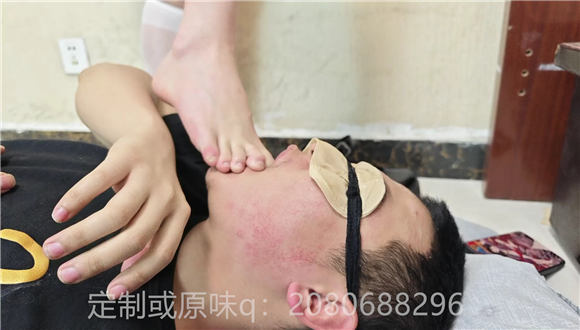 娇娇吐口水满脸羞辱