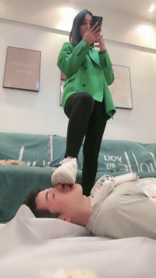 套路直播视频【思诺】第一次玩深喉变被踹打/吃船袜 bf26763