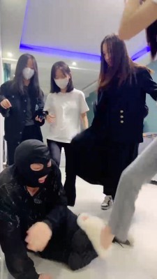 套路直播视频【精神小妹】群调-学生主暴力踢踹/全体重踩踏/转胯喝圣水 bf26612