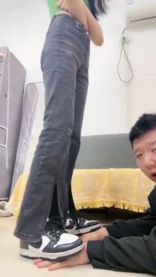 套路直播视频【素人星探】运动鞋白袜全体重踩-强制闻鞋窝白袜脚-棉袜塞嘴 bf26544