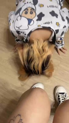 套路直播视频【全国最贱】开发精神小妹做S-人体擦鞋器/全体重踩踏 bf26478