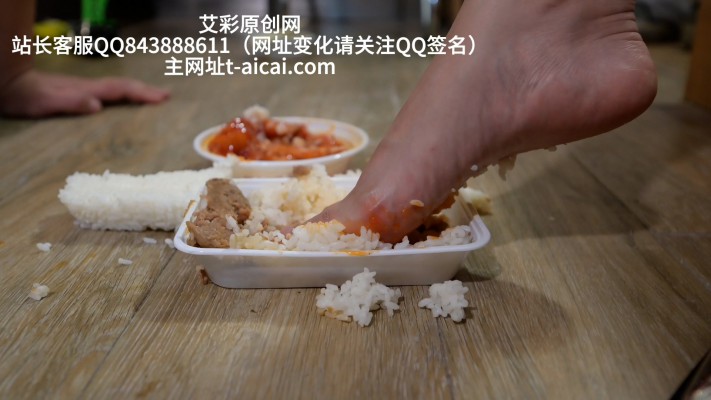 女神超细金属高跟全体重踩踏贱狗，踩出紫色鞋跟印，脚喂食 YC-230509-5
