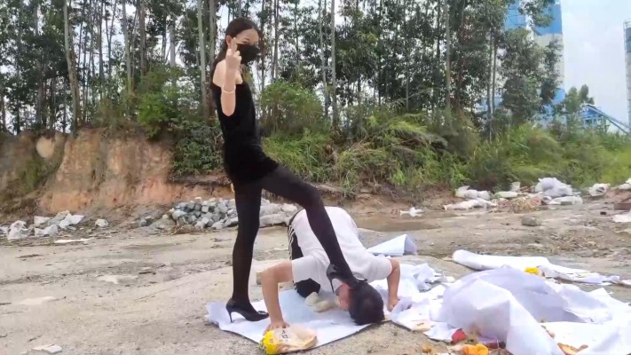 广州小鱼女神户外黑丝高跟踩食物贱狗跪吃，用奴的衣服给主人擦鞋 YC-230611