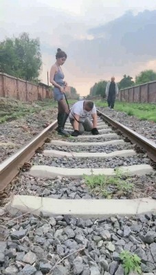 【领主老大】废弃铁道调偶遇路人/高跟全体重踩/骑马鞭打/咬胳膊 bf29474