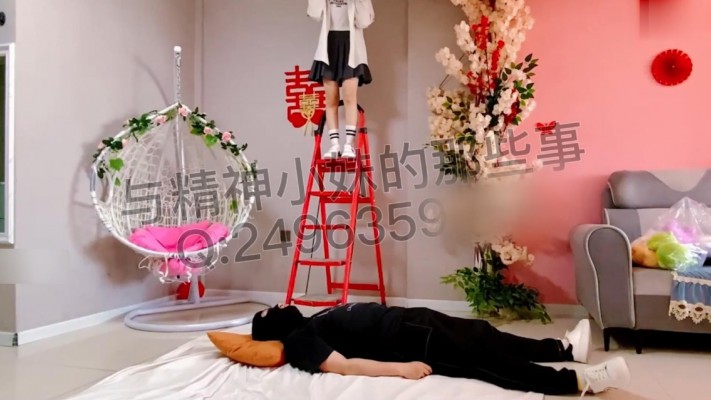 高空人脸蹦床-超重度 被精神小妹跳踩头 闻臭袜子舔脚 YC-230705-5