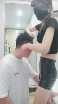 【美娜格格】揪耳朵/抽耳光/踩狗脸/鞭打