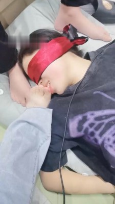 【小羊】母畜-喜欢舔夫妻主的臭脚