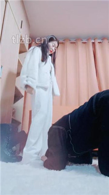 【依然】揪耳朵/全体重踩踏/耳光胯下辱