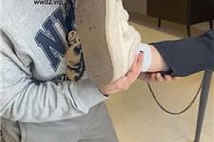 【精神小妹】班主任放假舔学生的脏鞋臭袜 bf46565