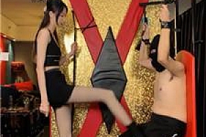 【04情侣主】双S刑椅吊绑-短靴暴力踢踹/腿绞窒息 bf47578