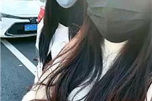 【丽娜】户外车内司机坚持不住了，一把抓住美女的脚舔个没完 JS241207-1