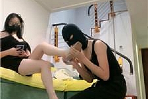 【小妮】下贱闺蜜犬舔脏高跟玉足 bf49087