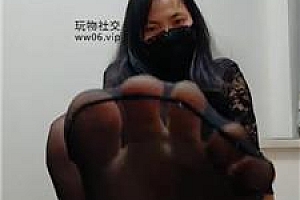 【思纯】性感黑丝美腿踩虐 bf50134