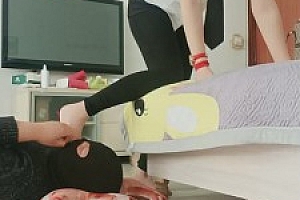 【你的女王驾到】狗舌清理脏鞋底-裸足狂舔 bf50041