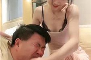 【佳佳】强迫狗继父舔脚吃烟灰 bf51629