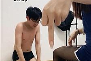 【软软】黑丝酸臭脚蹂躏眼镜男 bf53042