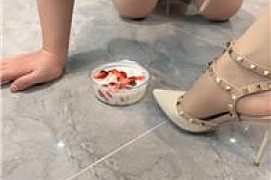 【三千女王】铆钉高跟肉丝脚喂食 JS250507-5
