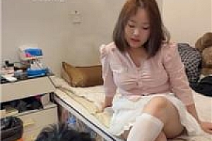 【佳佳】高跟白丝全体重踩踏 bf53779