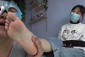 【南国原创】实习老师小韵S美脚崇拜，舔白嫩大脚丫! 凉拖原味汗脚 YC-241118-2