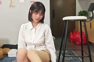 娇娇虐乳舔脚闻白袜最后掐窒息