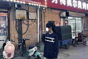 双人精神小妹暴力踢踹踩踏殴打 YC-241020