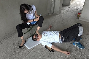【苒溪S】变态员工偷懒被女老板强迫舔脏鞋底闻臭脚羞辱 YC-240909-7
