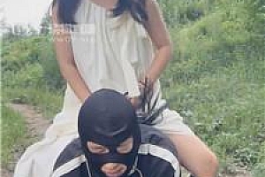 【77夫妻】户外-长靴肉丝脚舔-骑马钻胯 JS250720-39