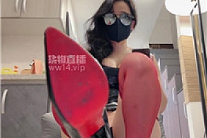 【覆面小妈】皮衣吊带红丝袜    250902-2