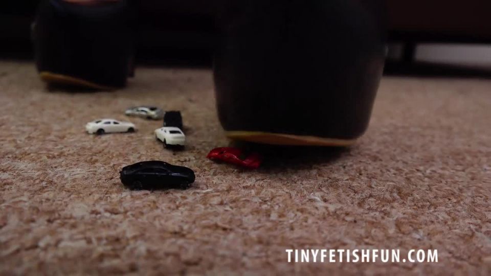 Tiny Fetish Fun - 巨乳棕发女郎菲伊·泰勒蹲低身子贴近地毯，调查声音的来源 + preview 2
