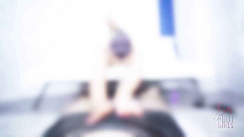 淘气足女：女神布兰登 – 继母的丝滑足交