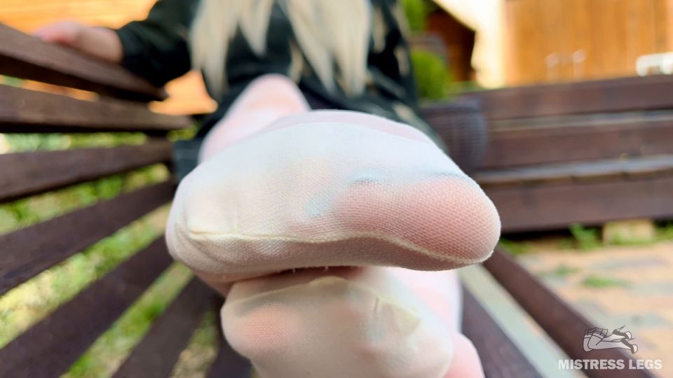 女主人美腿——在长椅上享受穿着白色花纹连裤袜的诱人尼龙美足 4K + preview 2