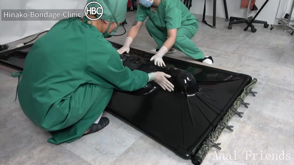 Hinako 捆绑之家：Hbc X 肛交伙伴——乳胶真空床治疗