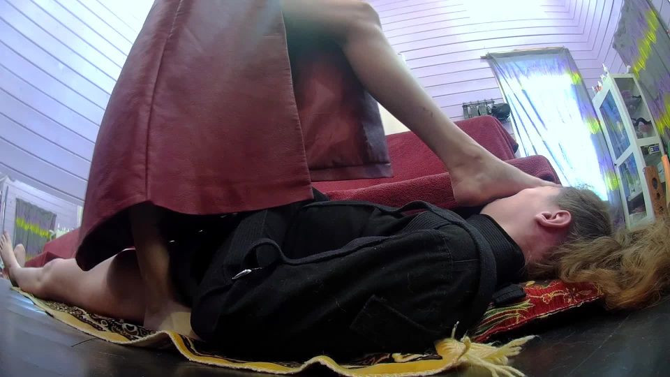 肮脏神父：奴隶就是地毯