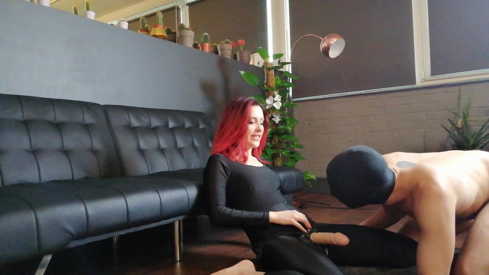 Clips4sale：阿德丽娜·安吉拉女主人假阳具口交训练 奴隶的羞辱 + preview 4