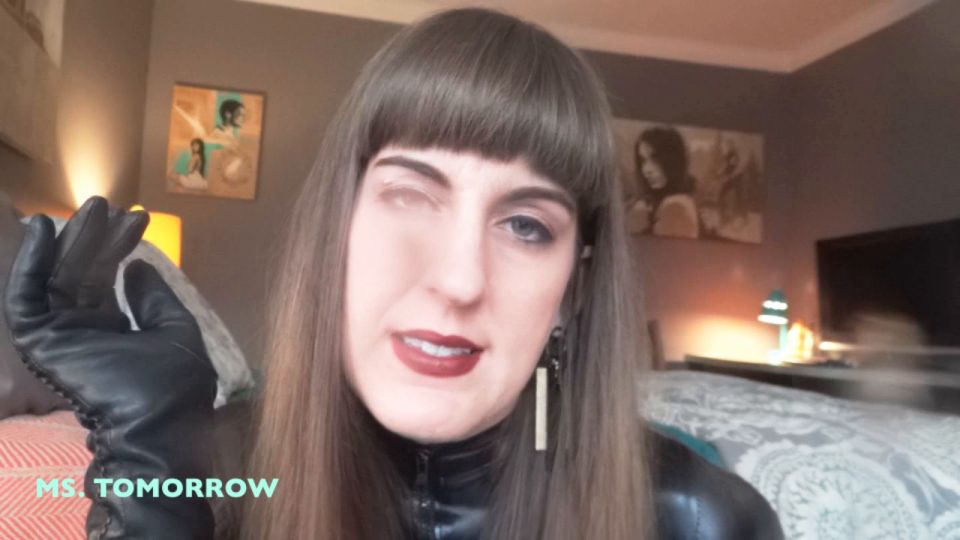 DommeTomorrow – 吸我的脚趾来换取我的鸡巴
