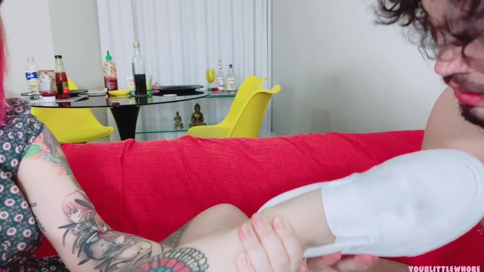 OnlyFans：yourlittlewhore - 被抓到对着我的Vans运动鞋自慰 + preview 4
