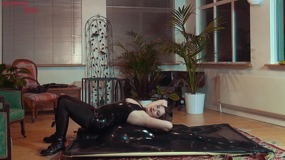 伊维琳女主人 – 真空环境中的坐脸