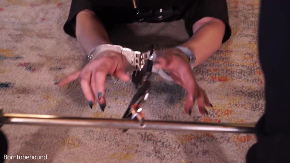 天生被束缚：樱桃·布索姆被袜子堵住嘴，裤子褪至膝下