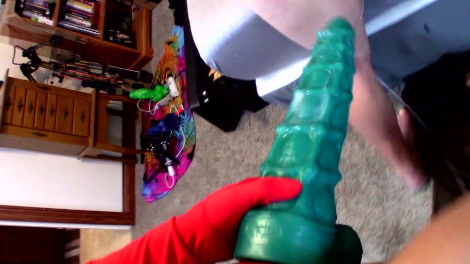 Clips4sale： 圣诞老太太的巨型假阳具惊喜 + preview 4