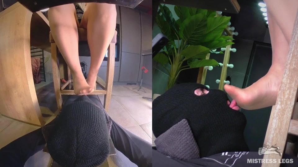 女主人双腿 – 尼龙袜脚塞口与女主人坐在椅子上踩在奴隶脸上
